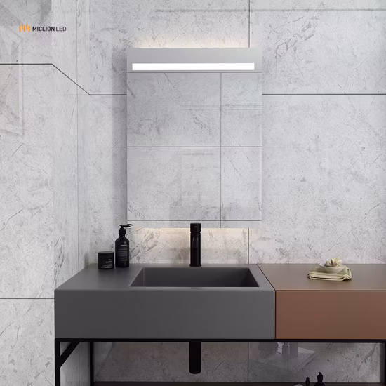 На заводе в ванной комнате светодиодное умное зеркало для макияжа с регулируемой яркостью